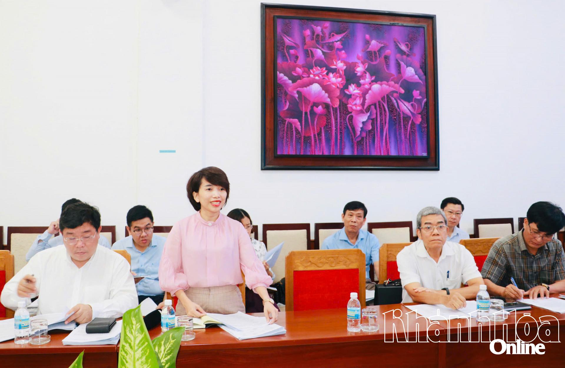 Bà Nguyễn Kim Thái Linh phát biểu tại cuộc họp.