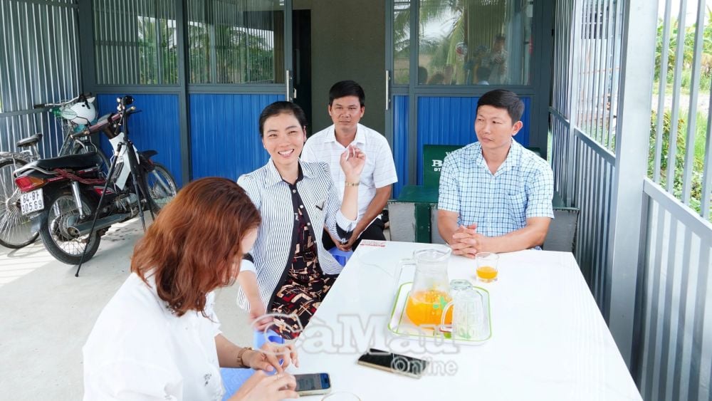 Chị Hà Thị Dung, Khóm 5, thị trấn Trần Văn Thời vui vẻ, phấn khởi và xúc động khi được Đảng, Nhà nước và chính quyền địa phương hỗ trợ xây dựng nhà trong chương trình xoá nhà tạm, dột nát, thoát cảnh ở đậu gần 10 năm qua.