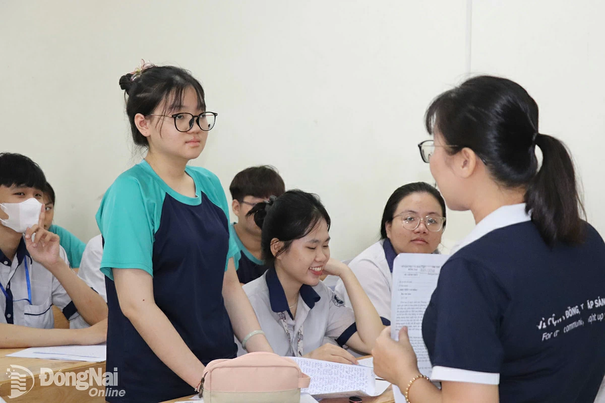 소나데지 기술경영대학의 문학 교사가 학생들과 고등학교 졸업 모의고사에 대해 논의하고 있습니다.