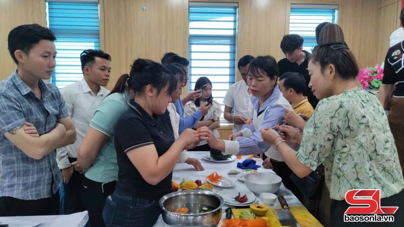 Sơn La xây dựng nguồn nhân lực du lịch trước yêu cầu phát triển - Ảnh 2.