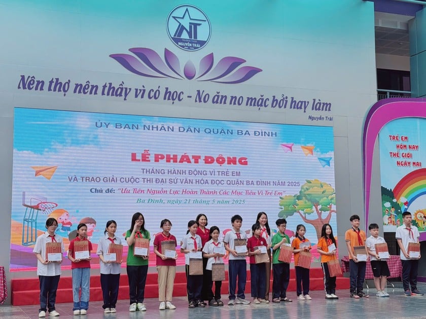 Lãnh đạo UBND quận Ba Đình trao quà cho trẻ em có hoàn cảnh khó khăn vượt khó học tốt. (Ảnh: PV)