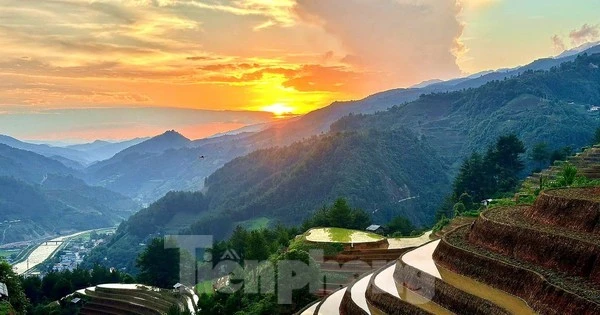 វាលស្រែរាបស្មើរបស់ Mu Cang Chai ក្នុងរដូវទឹកជំនន់គឺស្រស់ស្អាតដូចគំនូរ។