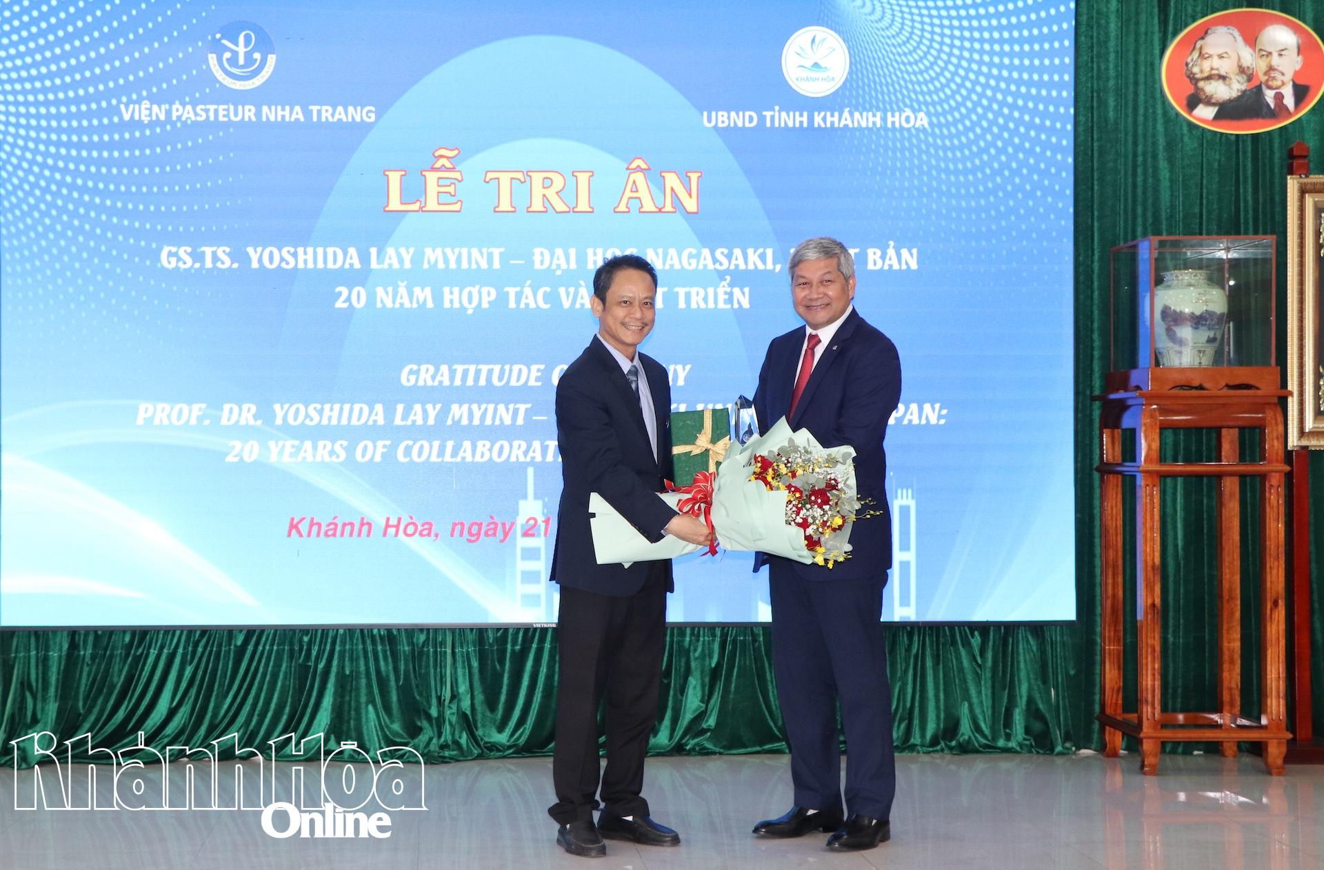 Lãnh đạo Viện Pasteur Nha Trang  tặng hoa và quà tri ân Giáo sư Yoshida Lay Myint.