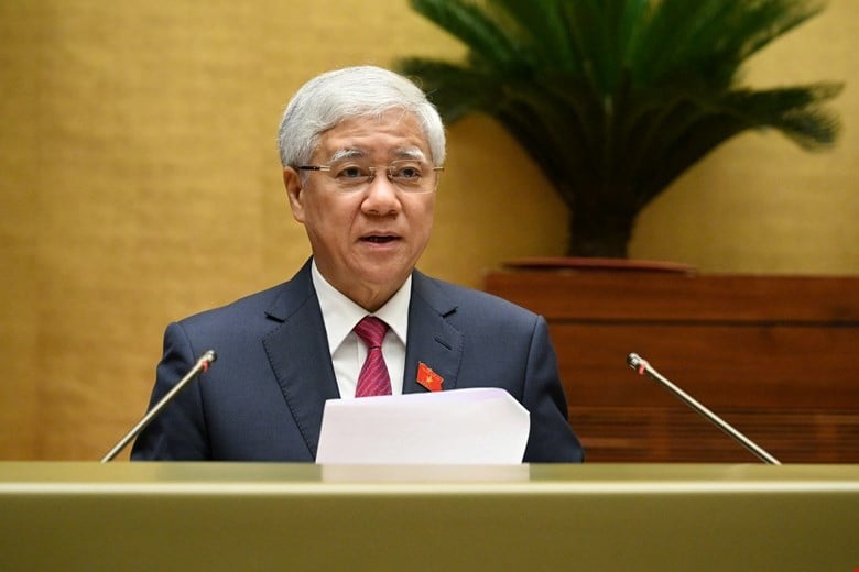 Uỷ viên Bộ Chính trị, Bí thư Trung ương Đảng, Chủ tịch Uỷ ban Trung ương Mặt trận Tổ quốc Việt Nam Đỗ Văn Chiến trình bày tờ trình trước Quốc hội (Ảnh: quochoi.vn)