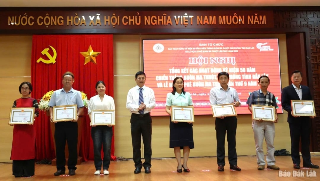 Ông Bạch Văn Mạnh, Giám đốc Sở Nội Vụ trao bằng khen của UBND tỉnh tặng các tập thể có thành tích trong Lễ hội Cà phê Buôn Ma Thuột lần thứ 9 năm 2025.