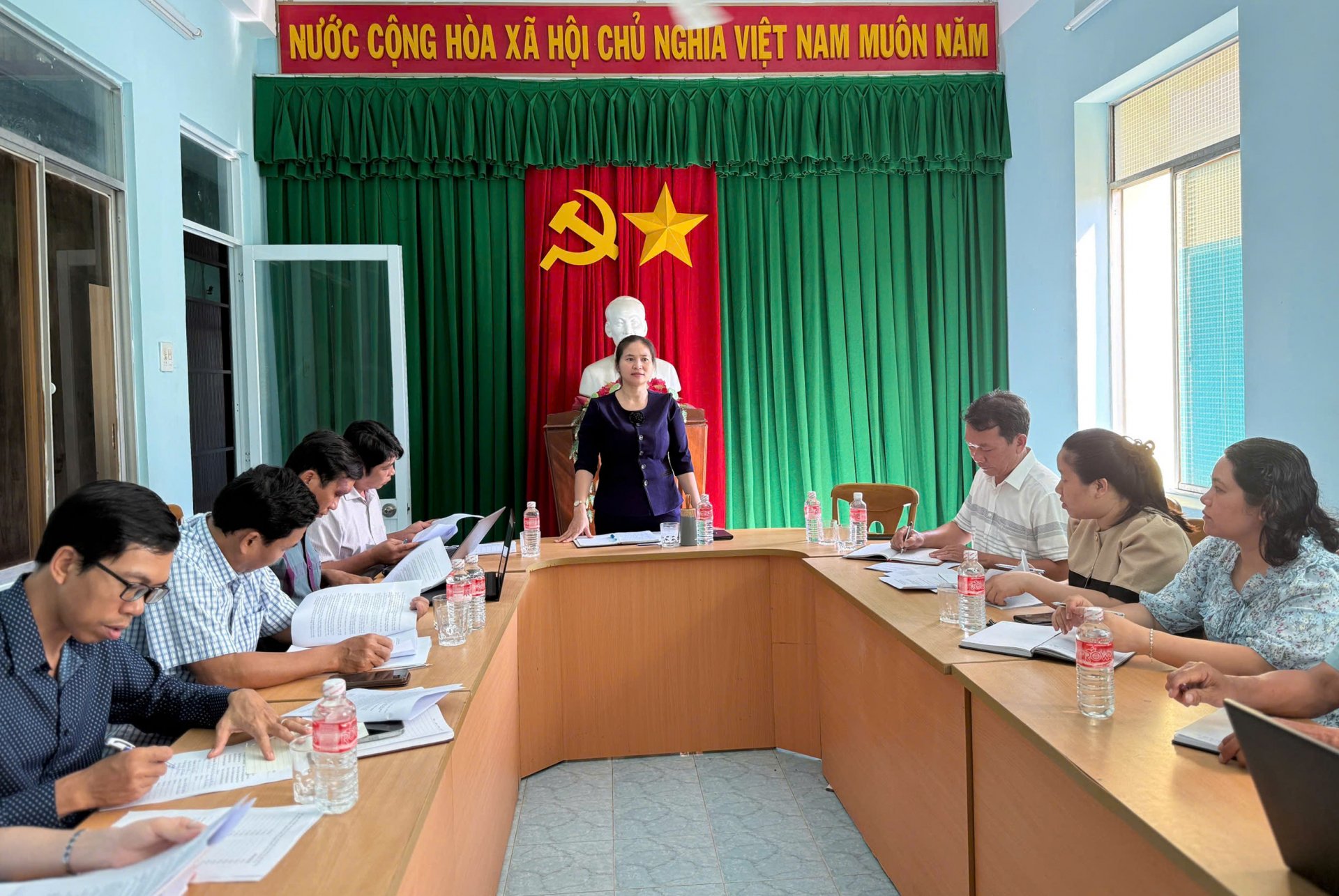 Les dirigeants du Département provincial des minorités ethniques et des religions ont inspecté la mise en œuvre du programme 1719 au Comité populaire de la commune de Xuan Lanh, district de Dong Xuan. Photo : ONG XUAN