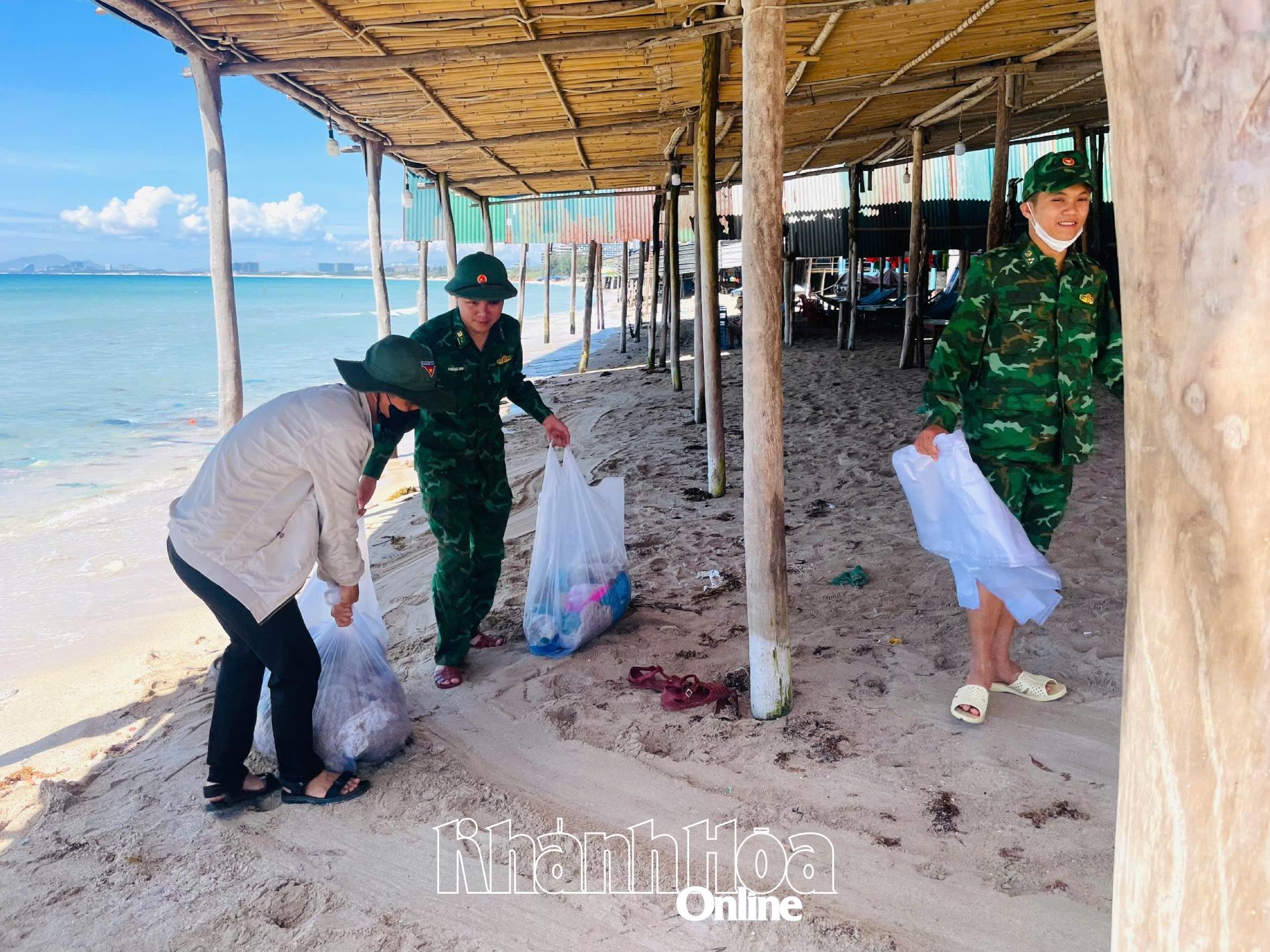 Hoạt động thu gom rác thải ở bãi biển Bãi Dài.
