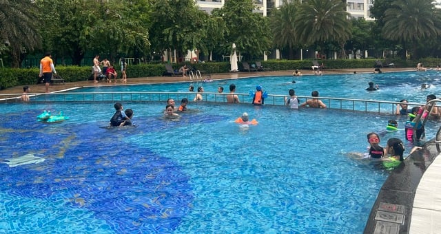 Đi bơi ngày nóng, cần chú ý gì để tránh thủng màng nhĩ từ thói quen xấu - Ảnh 1.