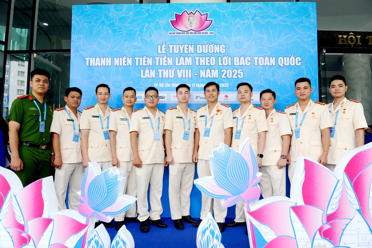 ប្រតិភូជាន់ខ្ពស់លោក Hoang Xuan Sy (ទី៤ពីឆ្វេង) បានចូលរួមសកម្មភាពនានានៅសមាជ។ (រូបថត៖ អ្នកចូលរួមចំណែក)