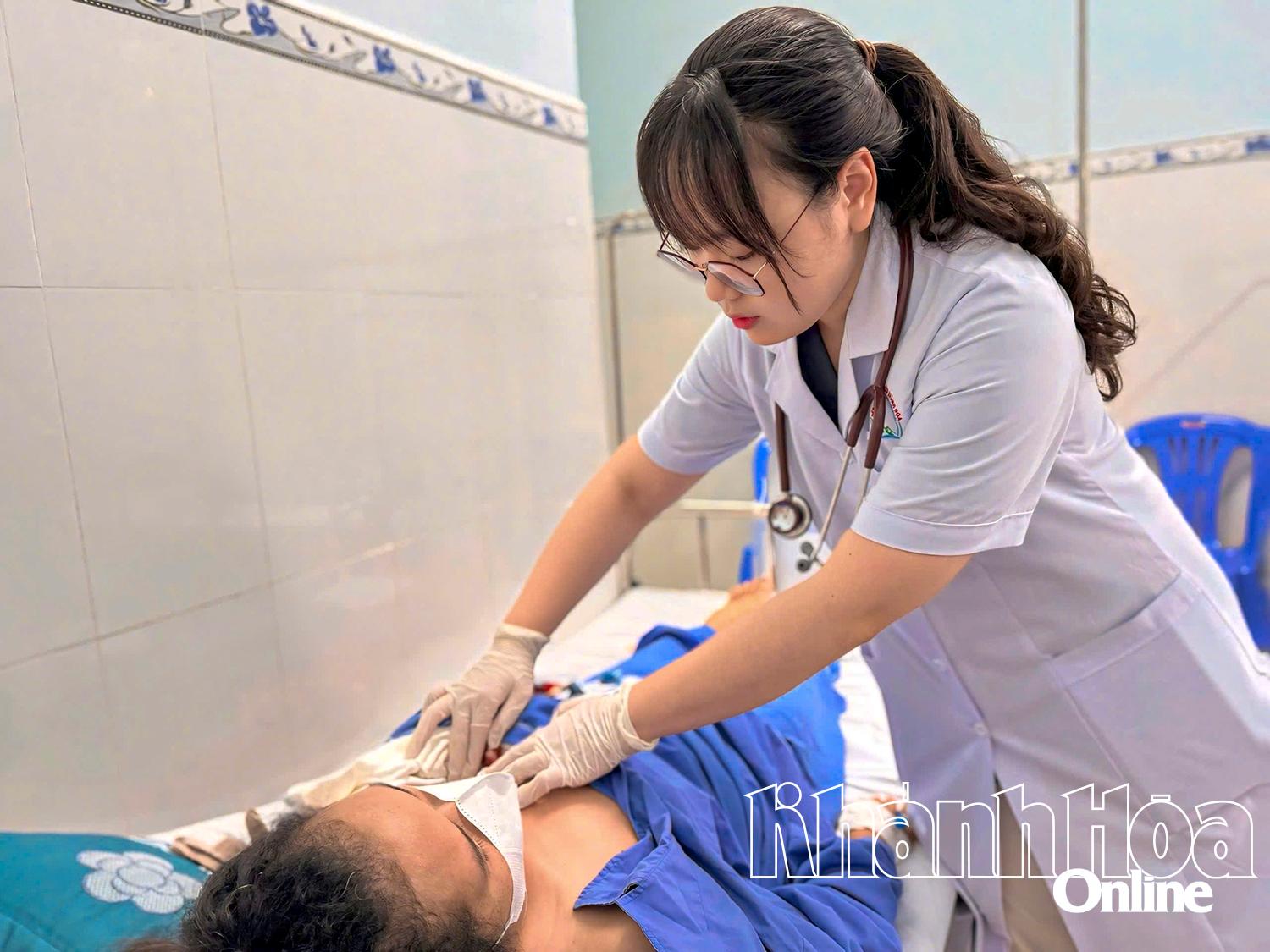 Khám sức khỏe cho bệnh nhân sau khi được áp dụng kỹ thuật xoay vạt da tại chỗ tái tạo vú.