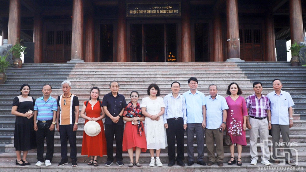 Los delegados tomaron fotografías de recuerdo en el Sitio Histórico Nacional de los 60 mártires de la 915ª Compañía de Voluntarios Juveniles, 91º Equipo de Bac Thai.
