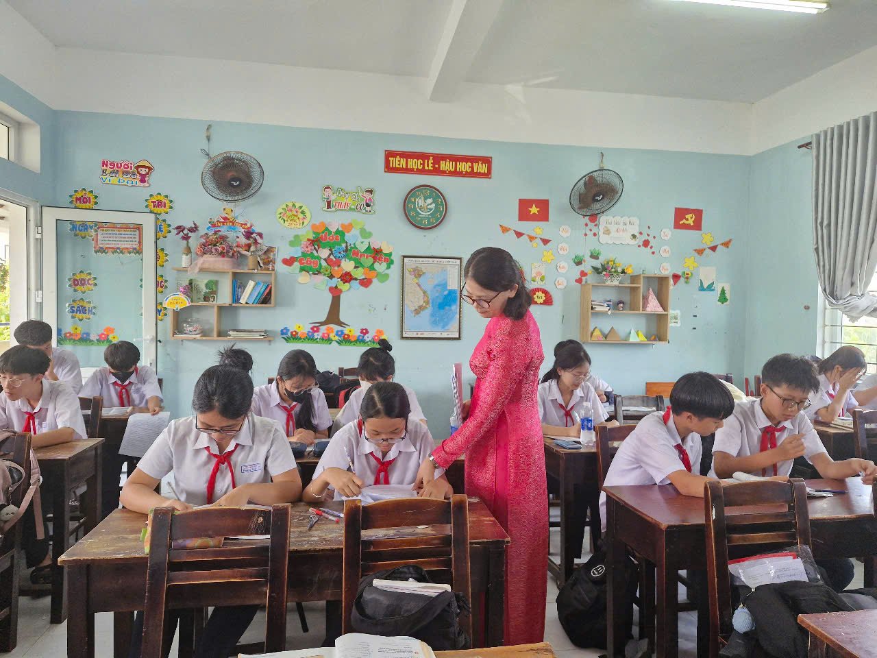 Học sinh 'chạy nước rút' ôn thi lớp 10: Cần điểm tựa giải tỏa tâm lý - Ảnh 1.