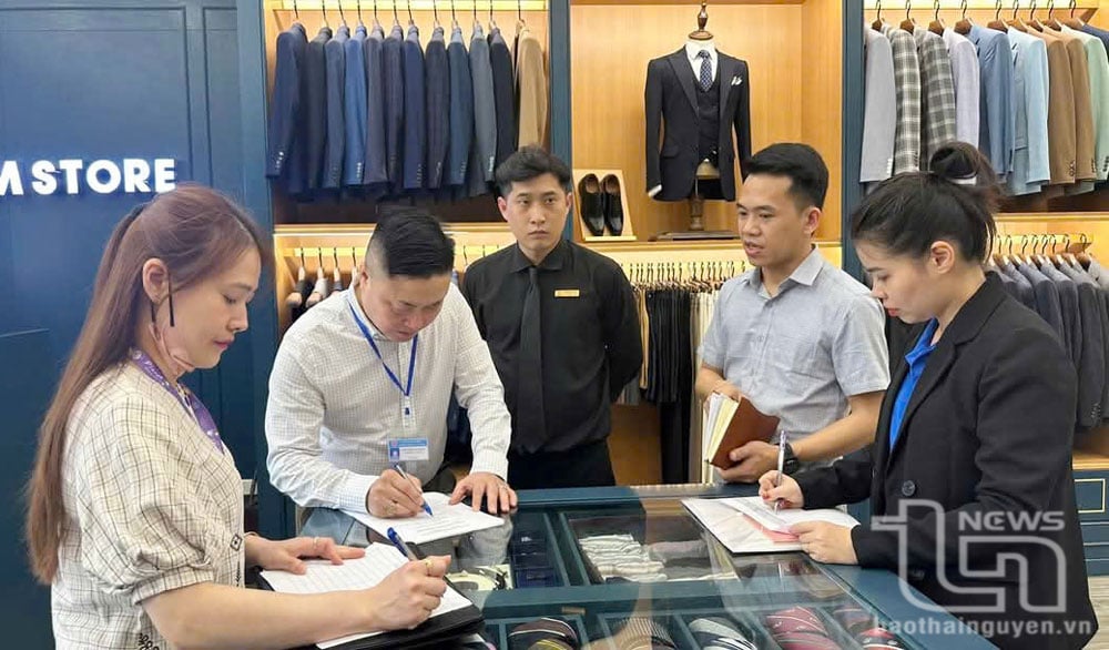 Sở Công Thương phối hợp với UBND phường Hoàng Văn Thụ (TP. Thái Nguyên) tiến hành khảo sát tại các cơ sở, cửa hàng kinh doanh trên đường Hoàng Văn Thụ và đường Lương Ngọc Quyến để xây dựng tuyến phố thương mại điện tử.