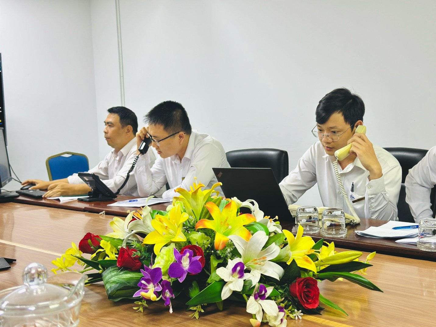 អ្នកបញ្ជូនដែលបំពេញភារកិច្ចបានសម្របសម្រួលជាមួយអង្គភាពពាក់ព័ន្ធដើម្បីដោះស្រាយឧប្បត្តិហេតុនៅពេលហាត់សម។ រូបថត៖ SON CA