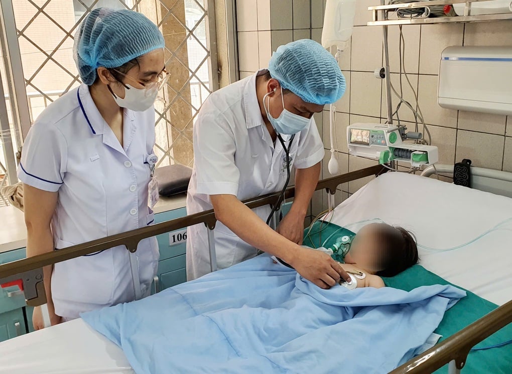 Ngã vào xô chứa nước thải điều hòa, bé 19 tháng tím tái, ngưng thở - 2