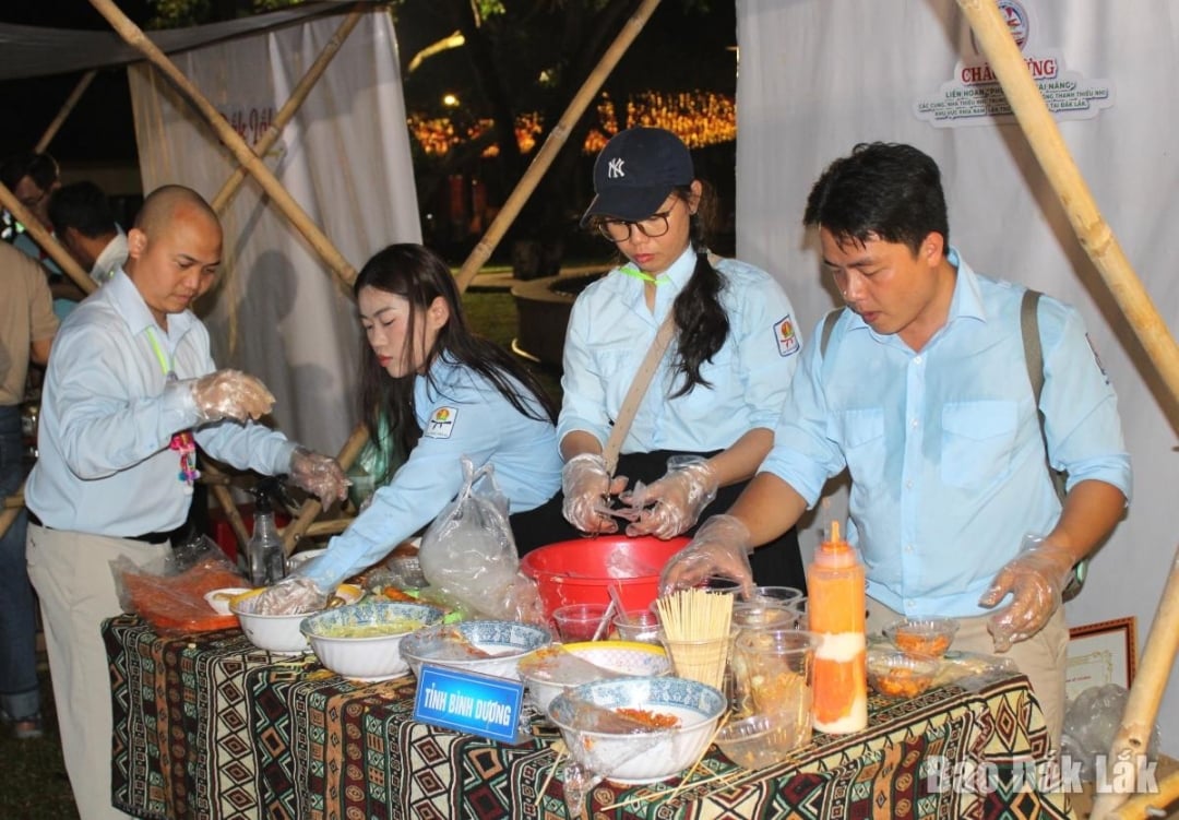 Đơn vị tỉnh Bình Dương miệt mài chế biến các món bánh tráng trộn cho đại biểu tham gia Liên hoan thưởng thức.