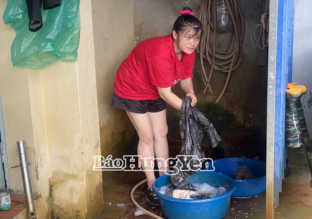 Không dám mua và sử dụng máy giặt, công nhân thuê trọ ở huyện Yên Mỹ phải tự giặt quần áo bằng tay