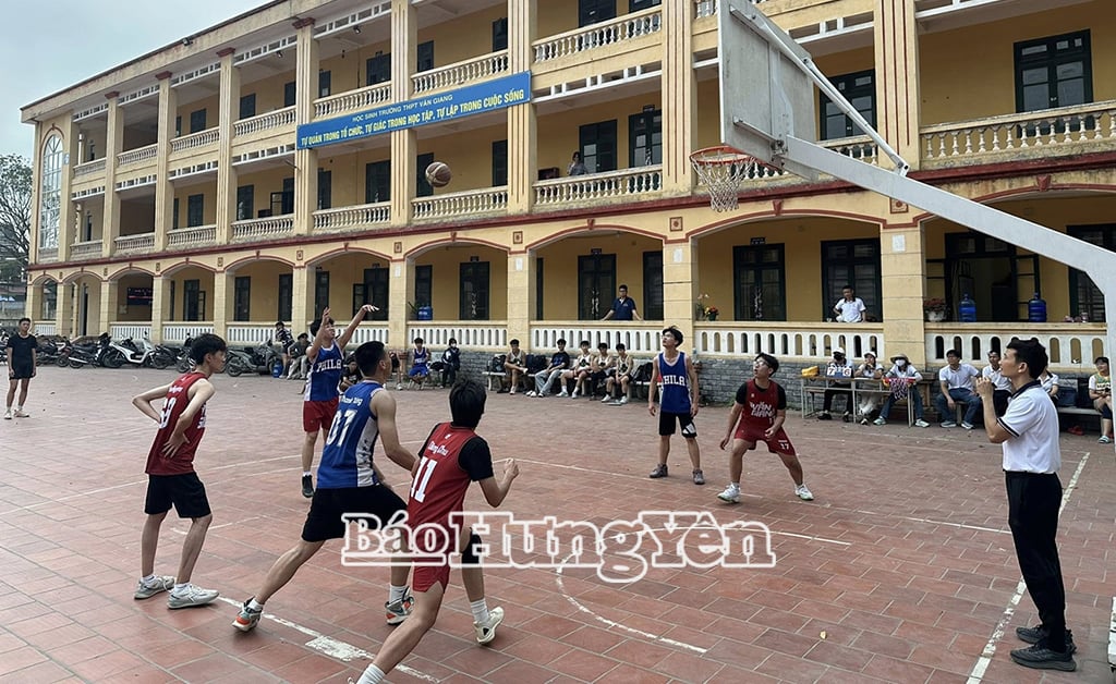 Van Giang High School (Van Giang) builds a friendly school and active students