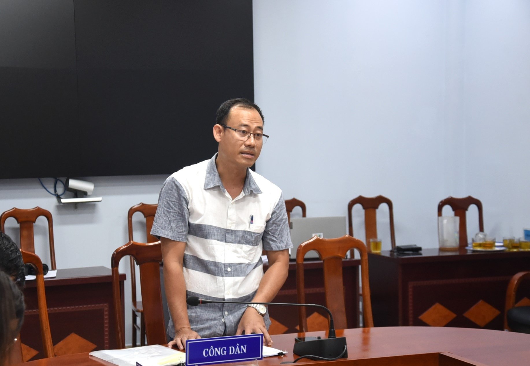Ông Lê Thái Bình trình bày nội dung đơn thư. Ảnh: XUÂN PHÚ