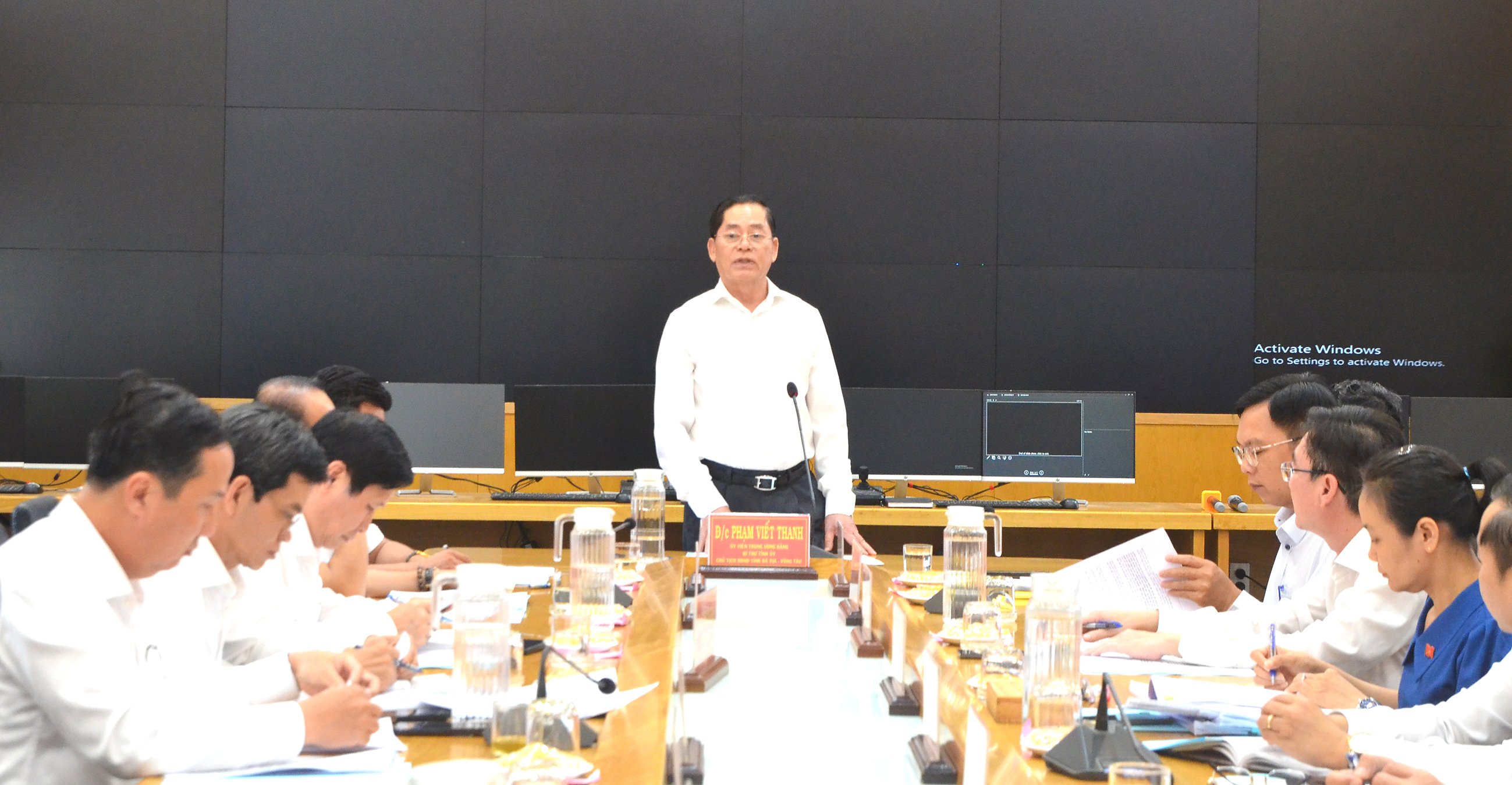 Mr. Pham Viet Thanh, Member of the Party Central Committee, Secretary of the Provincial Party Committee, Chairman of the Provincial People's Council gave a speech at the meeting.
