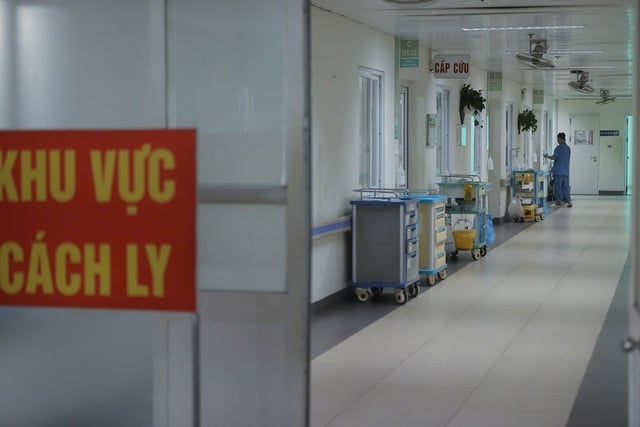 Tức ngực, khó thở, đi khám phát hiện Covid-19 - Ảnh 2.