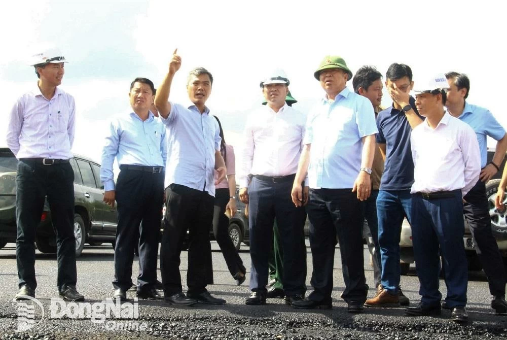 Minister of Construction Tran Hong Minh inspects the construction progress of the Bien Hoa - Vung Tau Expressway Project. Photo: Pham Tung