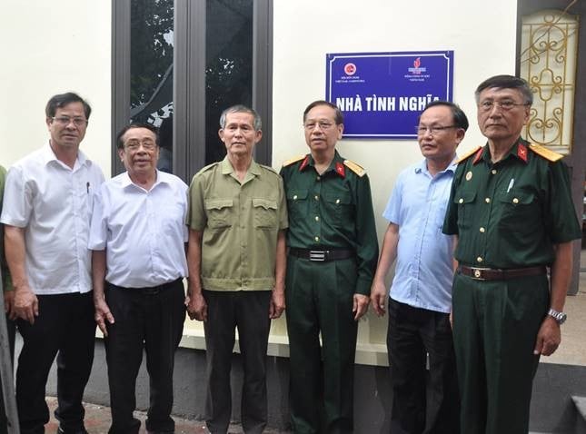 Ông Lê Văn Tụy (thứ ba từ phải sang), Phó Chủ tịch Thường trực Trung ương Hội hữu nghị Việt Nam - Campuchia, bàn giao nhà tình nghĩa cho gia đình ông Trần Văn Hoan (thứ tư từ phải sang). (Ảnh: kimson.ninhbinh.gov.vn)
