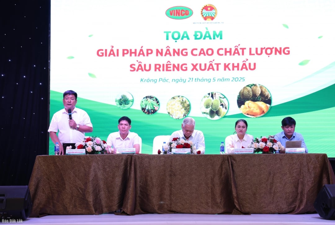 Các chuyên gia, nhà khoa học tham gia tọa đàm.
