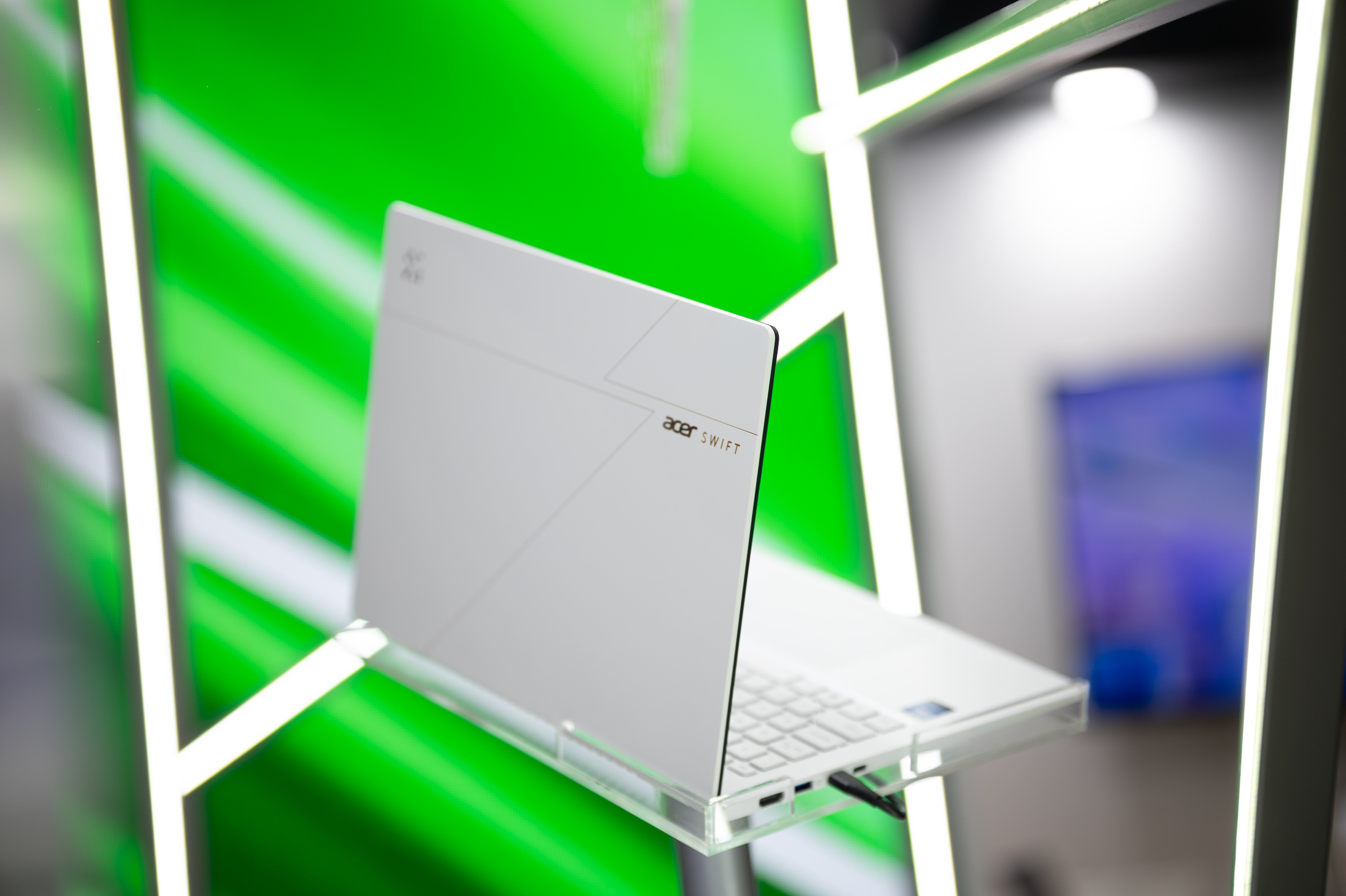 laptop man hinh chong choi anh 12
