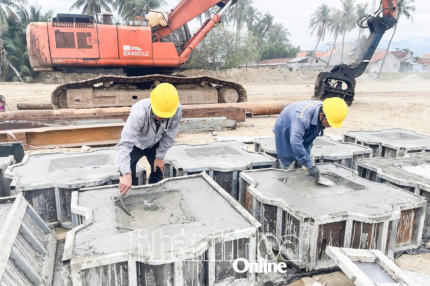 Nhà thầu đúc bê tông để sẵn sàng thi công dự án.
