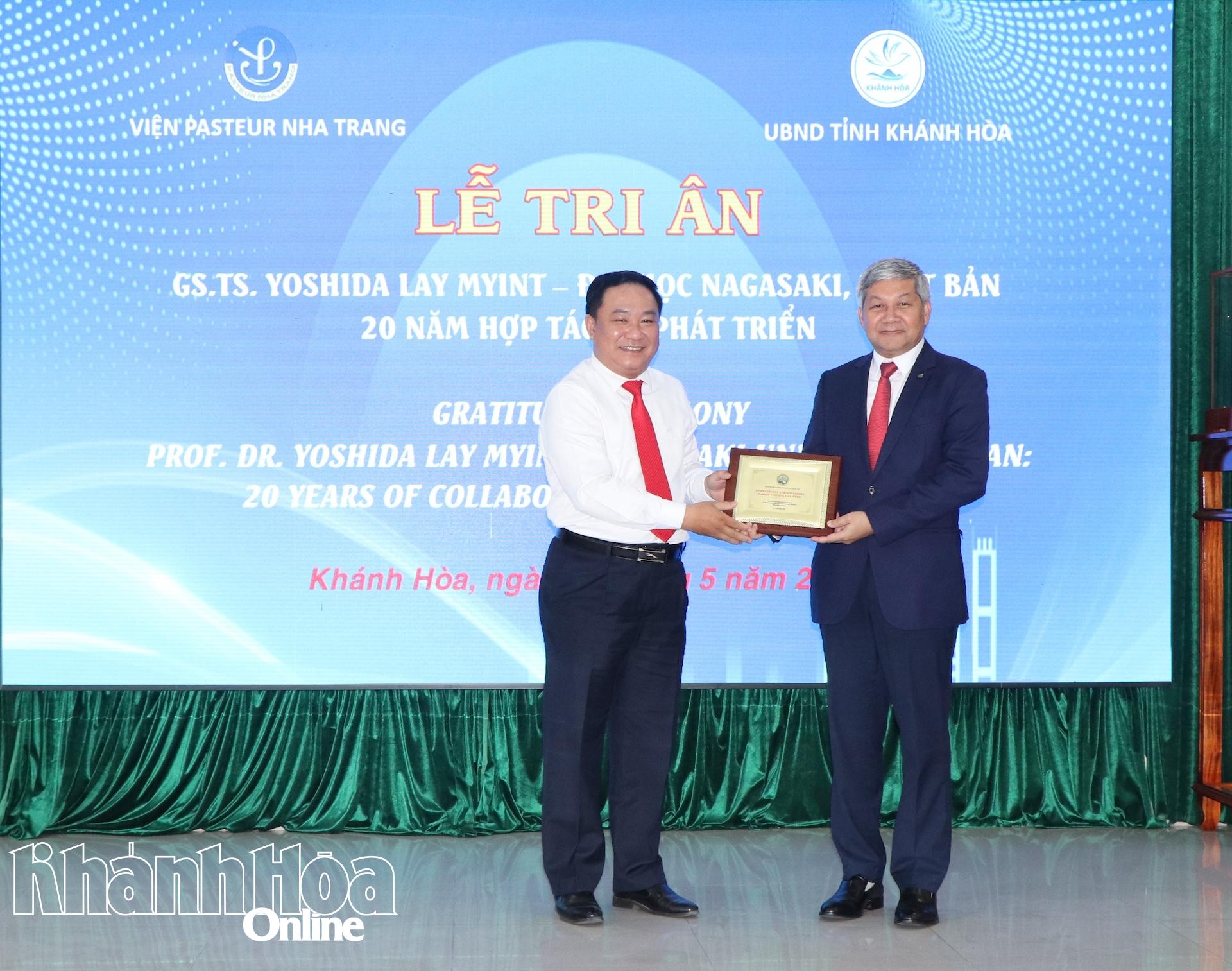 Lãnh đạo Sở Y tế tặng quà tri ân Giáo sư Yoshida Lay Myint.