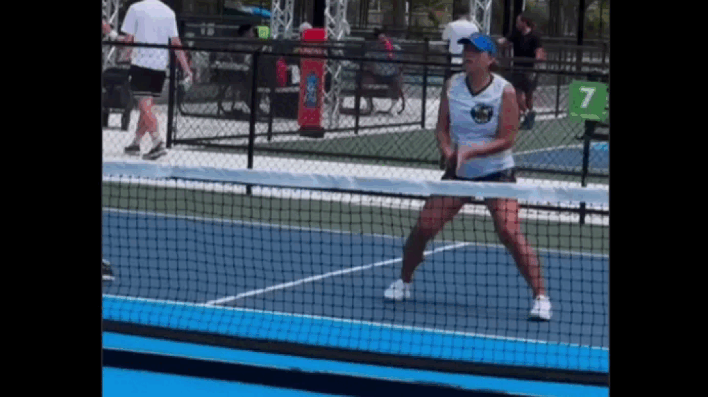 Vận động viên mang bầu truyền cảm hứng tại giải đấu pickleball ở Mỹ - 1