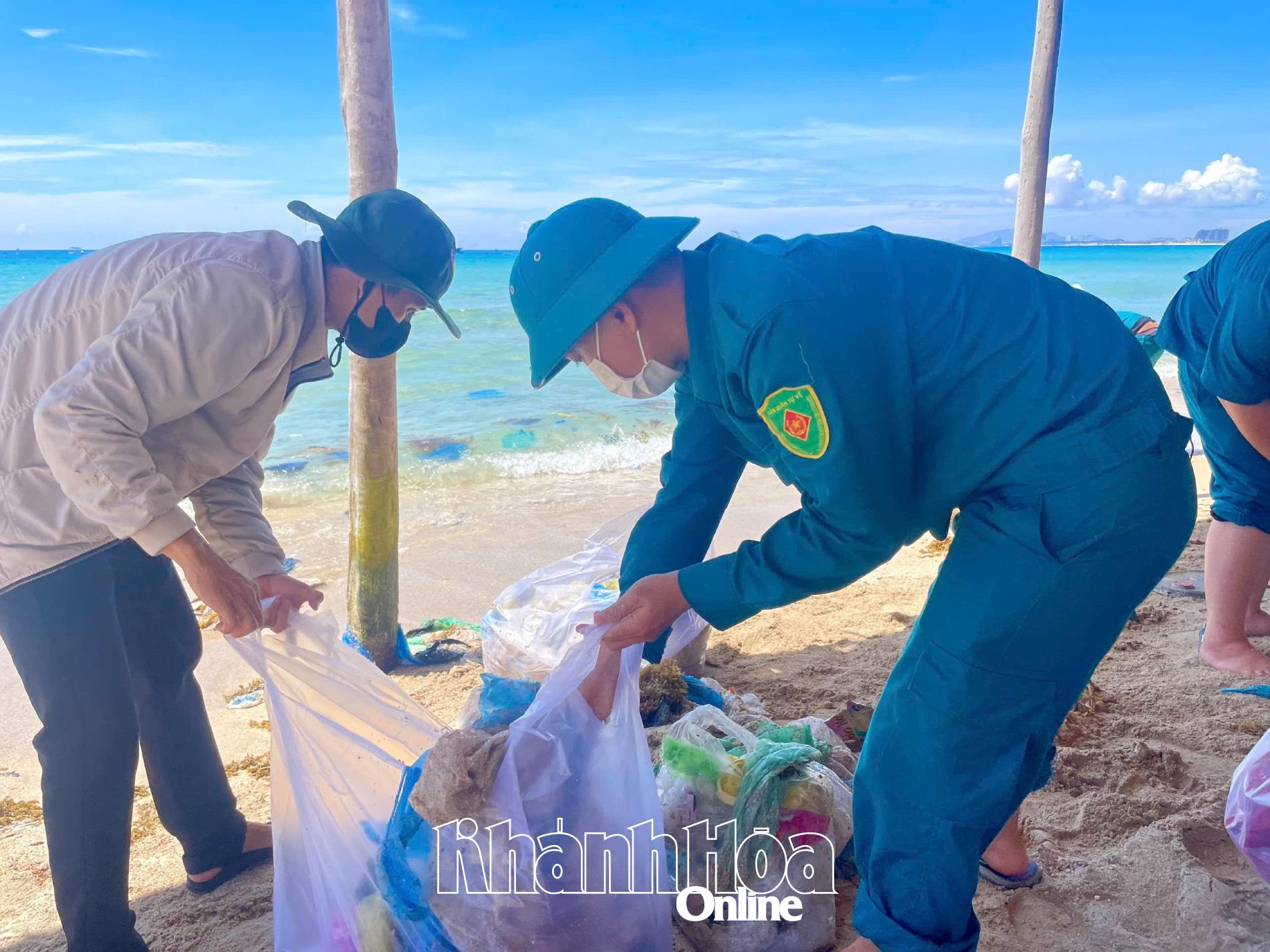 Hoạt động thu gom rác thải ở bãi biển Bãi Dài.