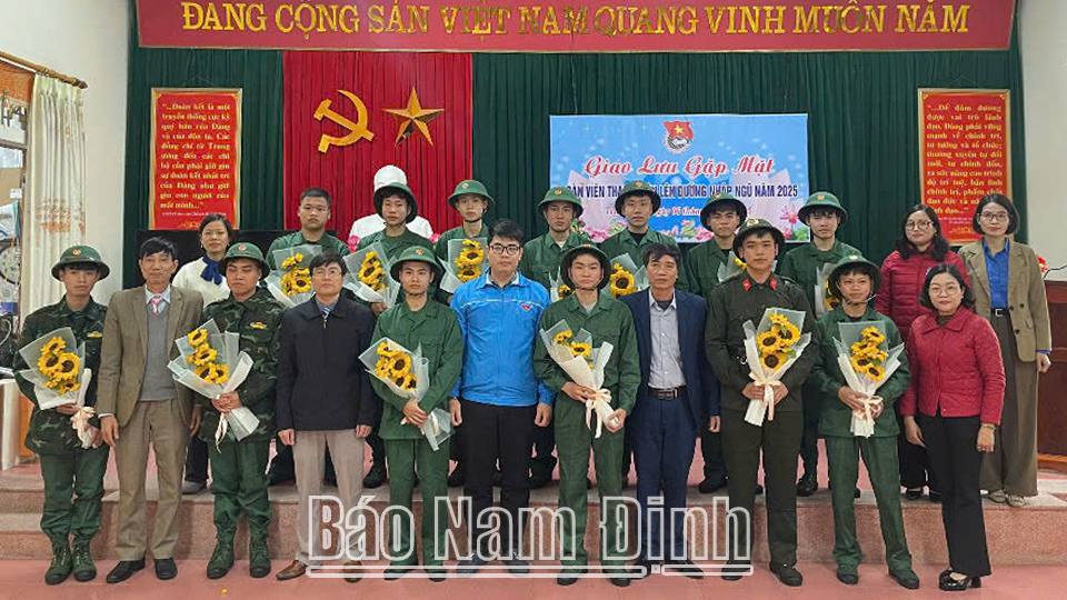 គណៈកម្មាធិការប្រតិបត្តិនៃសម្ព័ន្ធយុវជនឃុំ Truc Chinh (Truc Ninh) បានរៀបចំពិធីជួបសំណេះសំណាលជាមួយសមាជិកសហជីព និងយុវជនដែលនឹងចូលបម្រើកងទ័ពនៅឆ្នាំ ២០២៥។