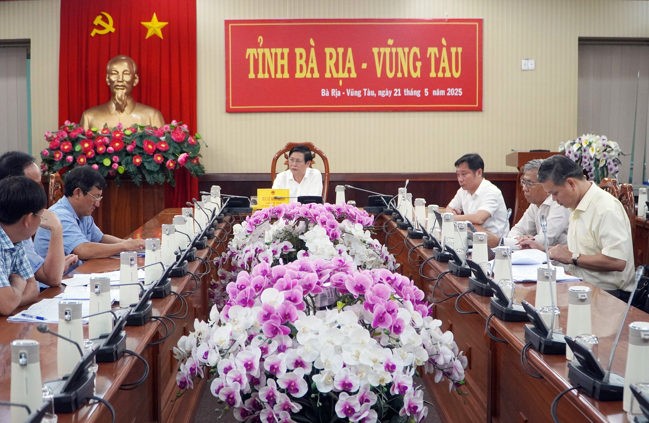 Ông Lê Ngọc Khánh, Phó Chủ tịch UBND tỉnh chủ trì cuộc họp.