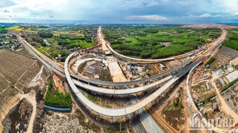 Tập đoàn Đèo Cả đã đề xuất Thủ tướng Chính phủ dự kiến cùng các doanh nghiệp trong nước hợp lực triển khai mở rộng các đoạn tuyến cao tốc bắc-nam phía đông theo phương thức đối tác công-tư (PPP).