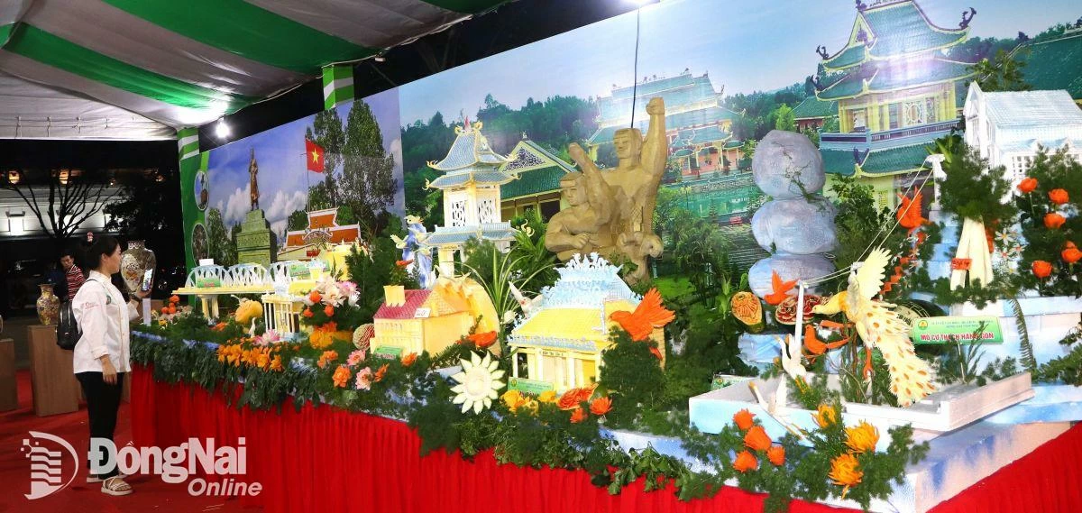 ការច្នៃប្រឌិតសិល្បៈពីផ្លែឈើ និងបន្លែនៅឯការប្រកួតប្រជែងកាត់ចេញឆ្នាំ 2024 ដែលជាព្រឹត្តិការណ៍មួយដែលទាក់ទាញអ្នកទស្សនាយ៉ាងច្រើន។ រូបថតរបស់ Ngoc Lien