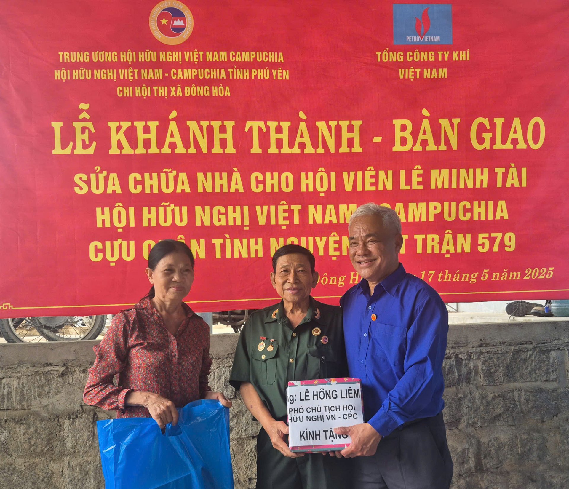 Phó Chủ tịch Trung ương Hội Hữu nghị Việt Nam - Campuchia Lê Hồng Liêm (bìa phải) tặng quà mừng tân gia hội viên Lê Minh Tài. Ảnh: PHAN HOAN
