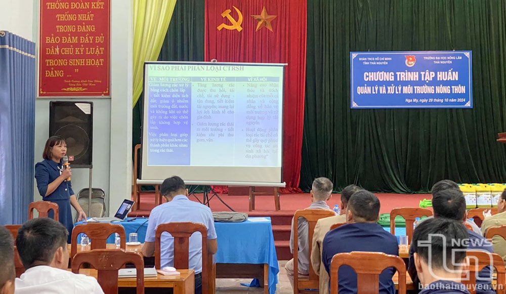 Huyện đoàn Phú Bình phối hợp tổ chức tập huấn quản lý và xử lý môi trường nông thôn cho người dân xã Nga My.