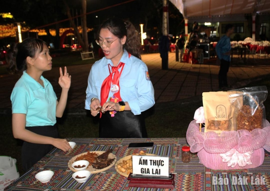 Các đại biểu tham dự thưởng thức bò một nắng chấm muối kiến vàng đến từ đơn vị tỉnh Gia Lai.