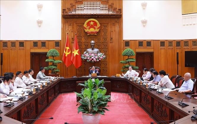 Thủ tướng Phạm Minh Chính chủ trì cuộc họp về tình hình triển khai tuyến đường sắt trọng điểm. Ảnh: Dương Giang/TTXVN
