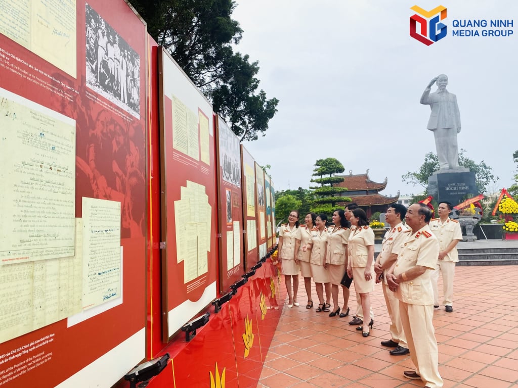 Các đoàn tham quan Khu du lịch quốc gia đặc biệt Khu lưu niệm Chủ tịch Hồ Chí Minh trên đảo Cô Tô