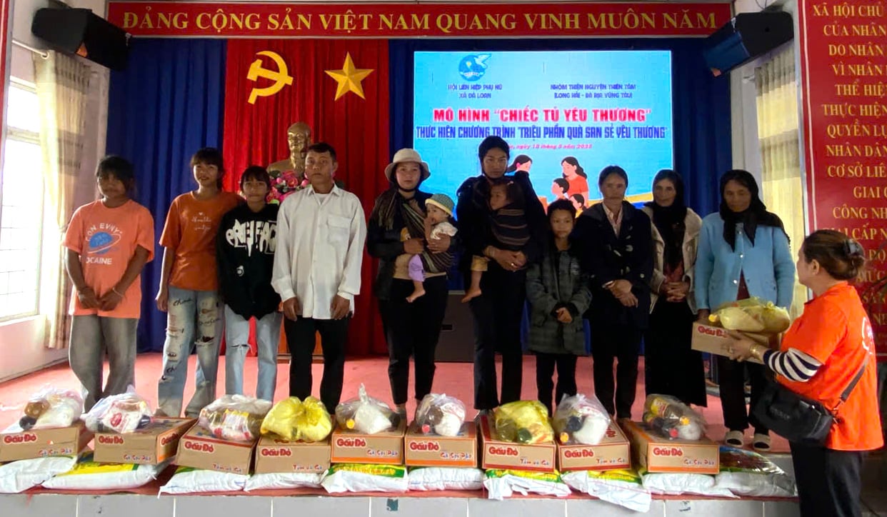 Trao quà cho những hoàn cảnh khó khăn trên địa bàn