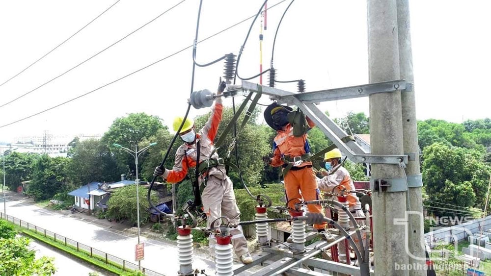 Công nhân Điện lực thành phố Sông Công xử lý sự cố lưới điện.