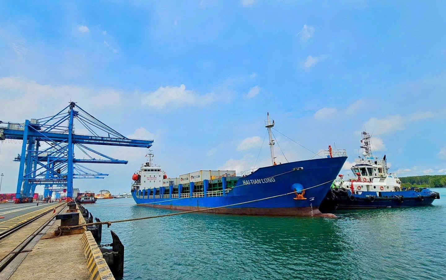 El primer servicio de transbordo de carga del Reino de Camboya en Cai Mep.