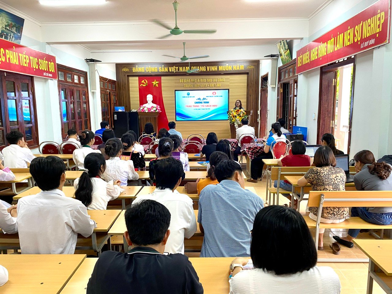 Quang cảnh chương trình tặng tủ sách HOU.
