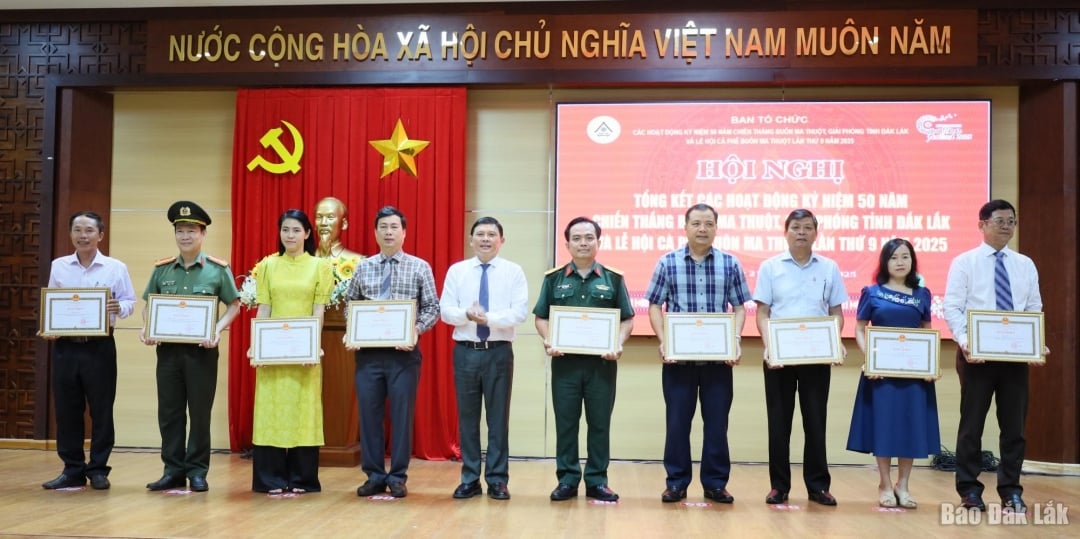 Bằng khen cho 18 tập thể, 21 cá nhân về thành tích xuất sắc trong phong trào thi đua đặc biệt Kỷ niệm 50 năm chiến thắng Buôn Ma Thuột, giải phóng tỉnh Đắk Lắk