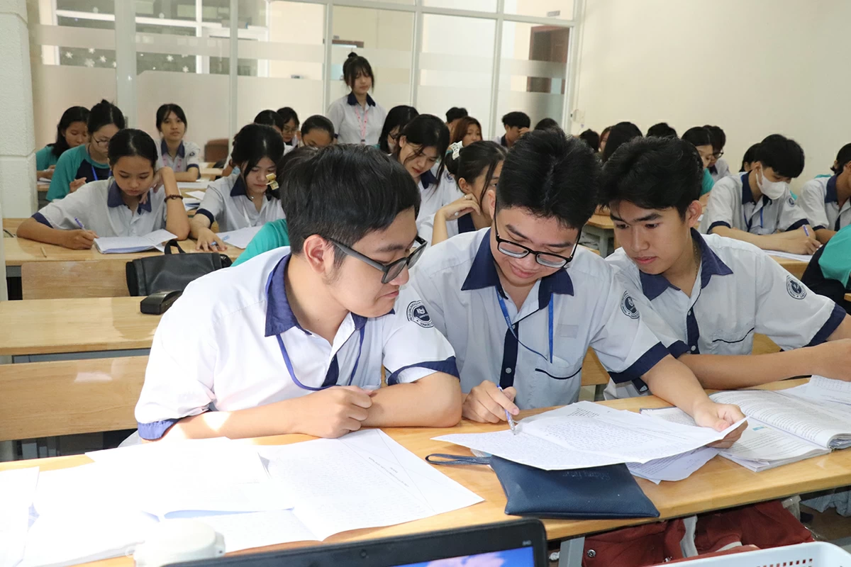 소나데지 기술경영대학 12C6학년 학생들이 문학 모의고사 결과를 검토하고 있습니다. 사진: H.Yen    