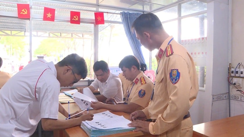 Lực lượng Cảnh sát giao thông Công an tỉnh Cà Mau kiểm tra hồ sơ kỳ thi sát hạch lái xe hạng B, C1 và C tại Trung tâm Đào tạo và Sát hạch lái xe Khang Minh.
