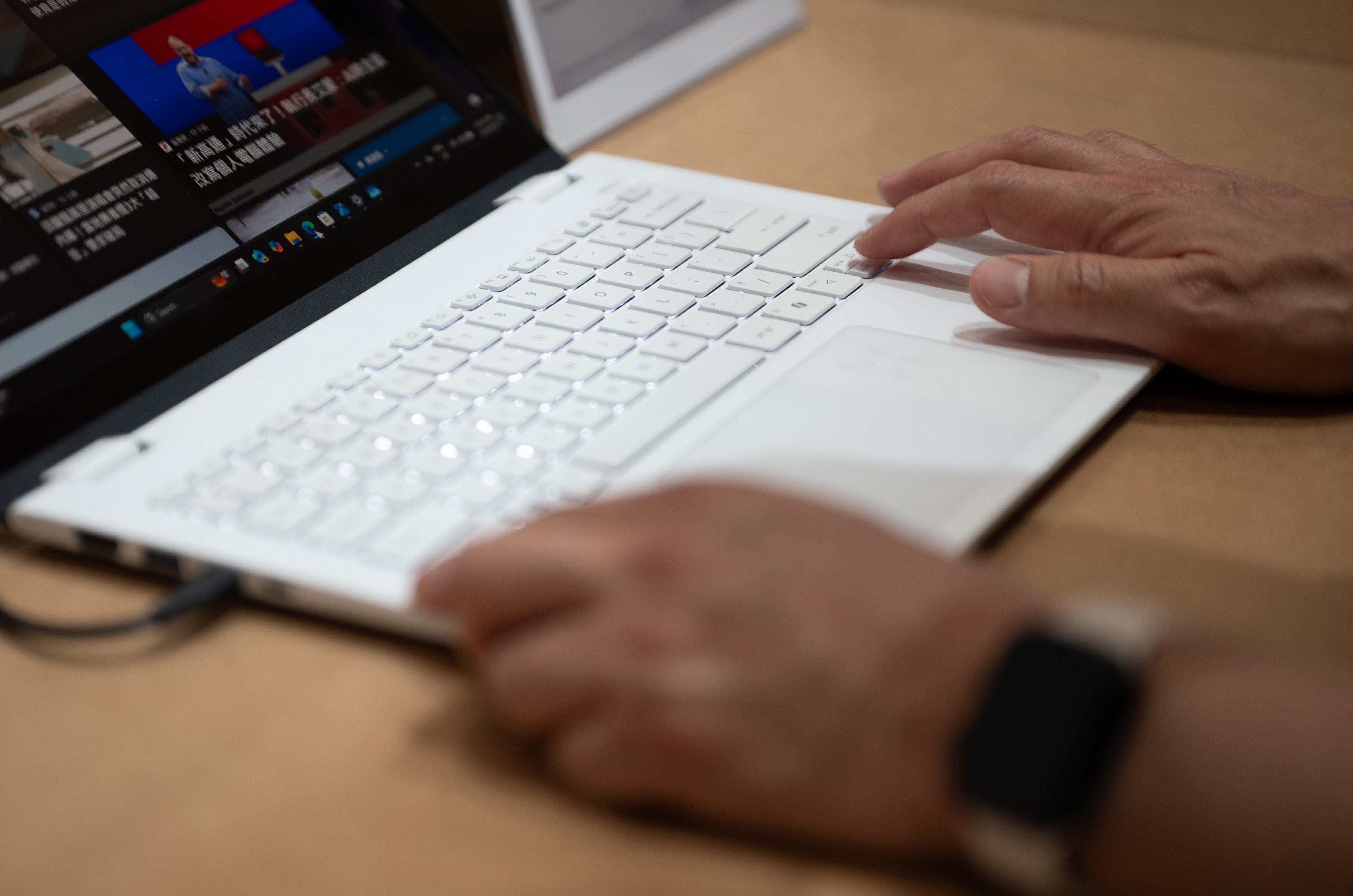 laptop man hinh chong choi anh 10